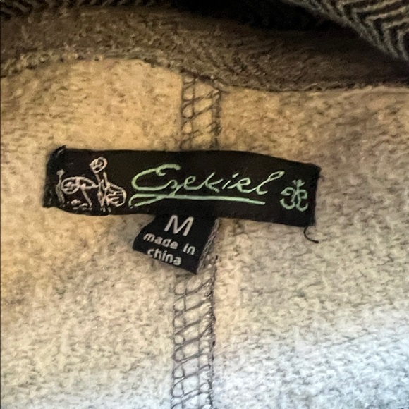 Ezekiel Light/Mid Weight Gray Chevron Pattern Hooded Jacket - Picture 2 of 4